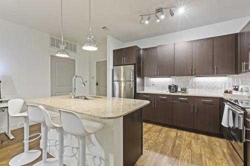 Sleeps 8 2B near Legacy West Toyota & The Star 2250 in Frisco, USA
