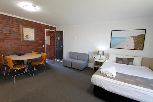 Blue Shades Motel Room Type - Two-Bedroom Apartment