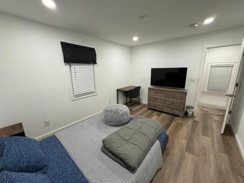 3 bed 2 baths, fully renovated in long island! in Hempstead, USA