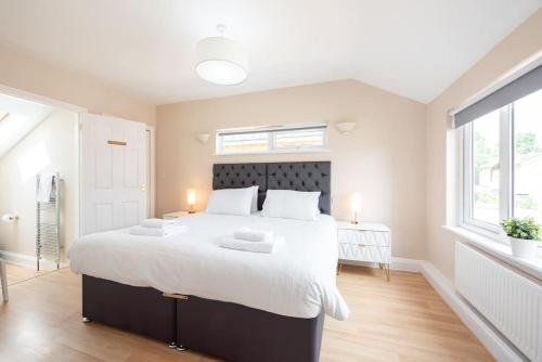 Space Apartments - 5 Bed Detached House inc Parking, Fast WiFi Speeds