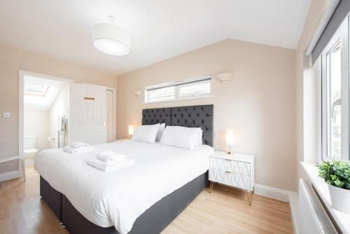 Space Apartments - 5 Bed Detached House inc Parking, Fast WiFi Speeds