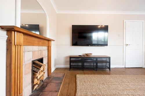 Space Apartments - 5 Bed Detached House inc Parking, Fast WiFi Speeds