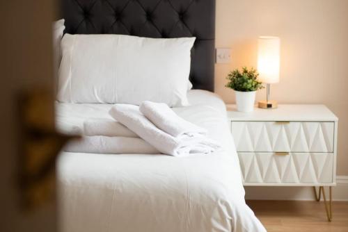 Space Apartments - 5 Bed Detached House inc Parking, Fast WiFi Speeds