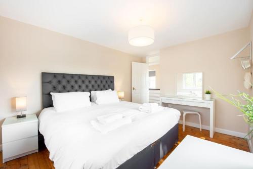 Space Apartments - 5 Bed Detached House inc Parking, Fast WiFi Speeds