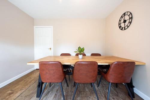 Space Apartments - 5 Bed Detached House inc Parking, Fast WiFi Speeds