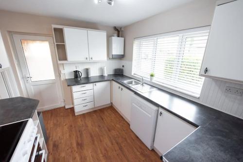 Space Apartments - 5 Bed Detached House inc Parking, Fast WiFi Speeds