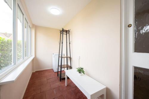 Space Apartments - 5 Bed Detached House inc Parking, Fast WiFi Speeds