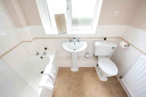 Space Apartments - 5 Bed Detached House inc Parking, Fast WiFi Speeds