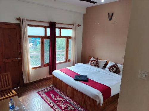 View, Night in Pardise Hotel Manali in Bran