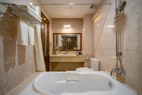 room detail thumbnail 2