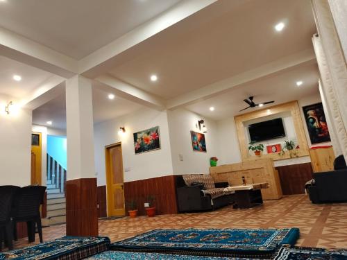 Shared lounge/TV area, Night in Pardise Hotel Manali in Bran