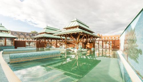 อ่างแช่น้ำพุร้อน, Aqua Hotel Termal in โมซอนมากีย์โรวาร์