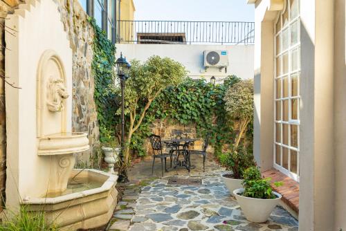 Idyllic Villa - Rooftop Deck - Mountain Views - main image