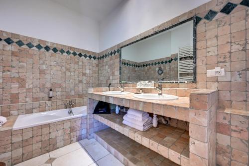 room detail thumbnail 2