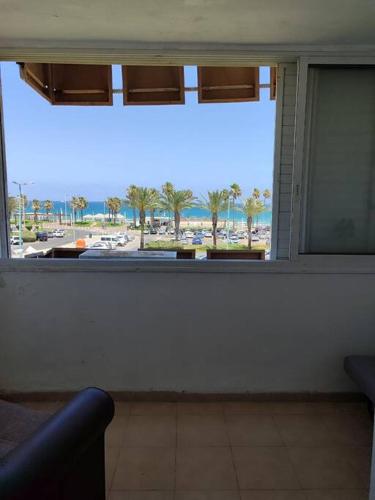 Home with a balcony by the sea 60-5 in 크리얏 얌