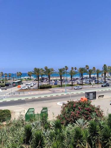 Home with a balcony by the sea 60-5 in 크리얏 얌