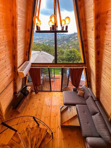 Θέα, Turo House in Kapreshumi