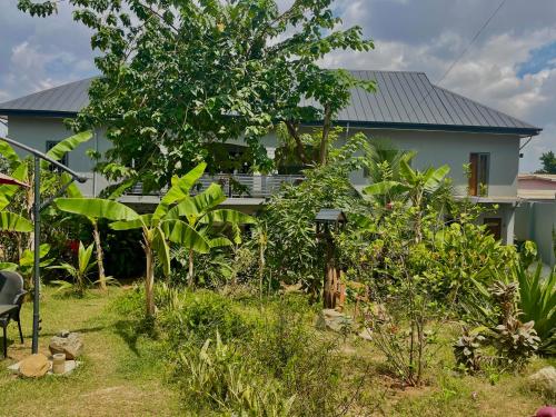Garden, Bruks Guest House in Kumasi