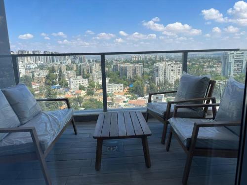 דירה מעוצבת בקריית אונו in Priemiestis/oro uostas