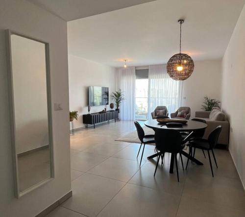 דירה מעוצבת בקריית אונו in Priemiestis/oro uostas