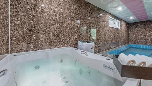 Nami Island River North Pool Villa in Namsan-myeon