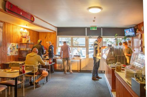 صالة مشتركة/ منطقة التلفزيون, Kookaburra Lodge in جندبيني