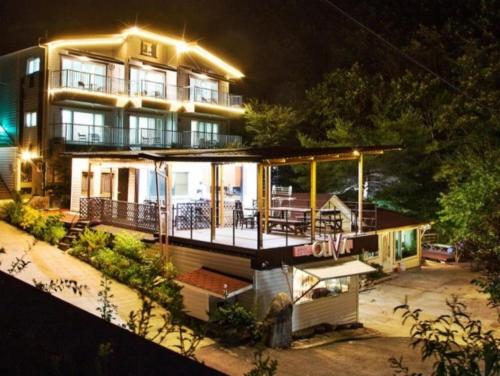 room detail thumbnail 2