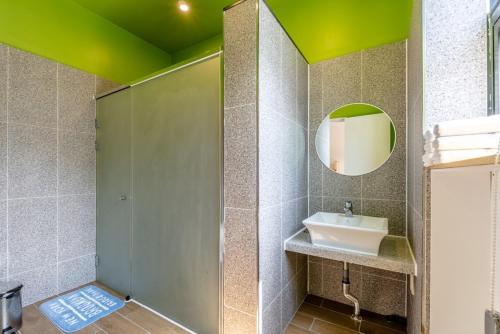 room detail thumbnail 2