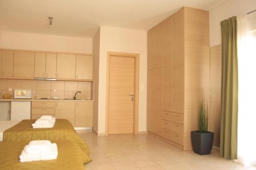 Deluxe Triple Studio with 1 Double Bed and 1 Single Bed image 5