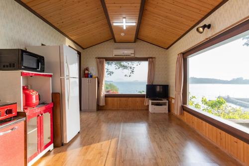 yeosu gyeongdo pension caravan in Wolho-dong