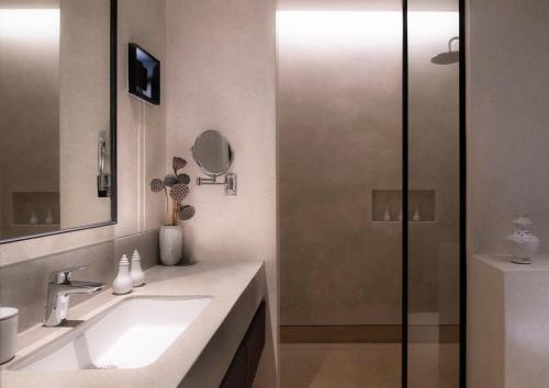 Deluxe Urban King Room image 5