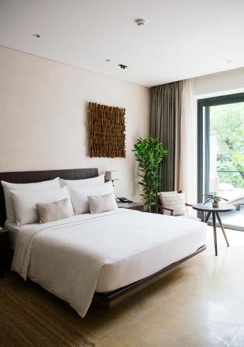 Deluxe Living King Room