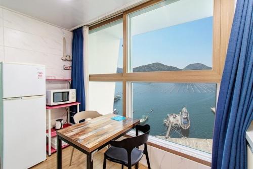 Tongyoung Martis Beach Pension in Docheon-dong