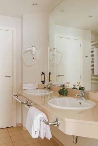 Deluxe Room image 3