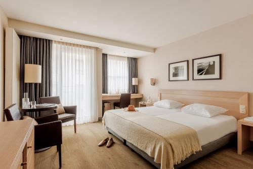Deluxe Room image 7