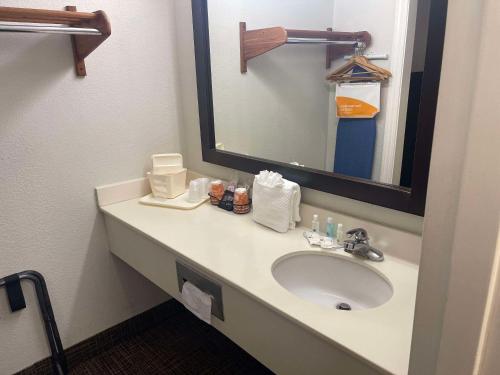 Quality Inn Dalton - image 7