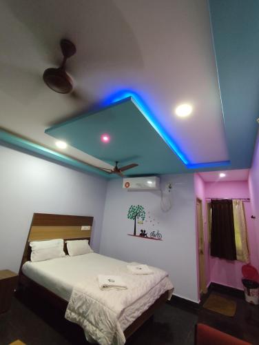 Deluxe Queen Room image 9