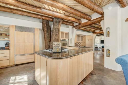 Adobe del Sol - House & Cottage by The Broadmoor near Will Rogers Shrine of the Sun