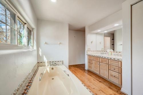 Adobe del Sol - House & Cottage by The Broadmoor near Will Rogers Shrine of the Sun