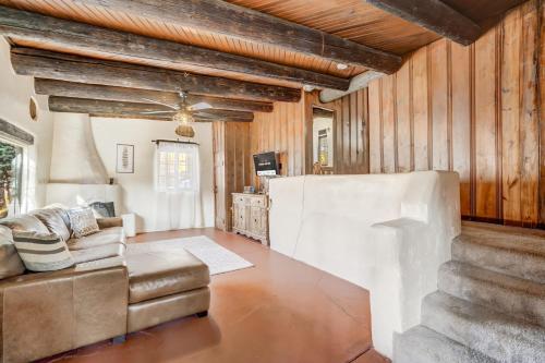 Adobe del Sol - House & Cottage by The Broadmoor near Will Rogers Shrine of the Sun