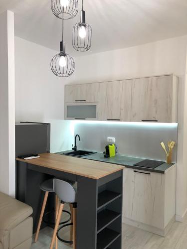 M&M apartments in ติวัท