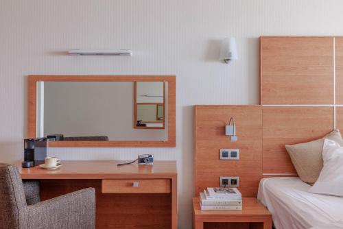 Deluxe Twin Room with Sea View image 3