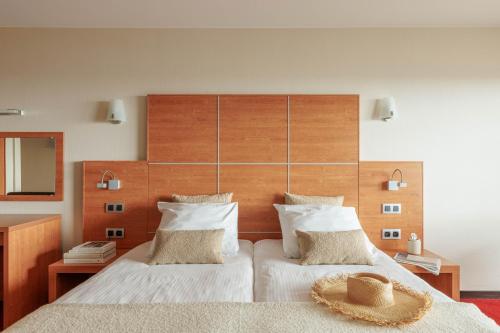 Deluxe Twin Room with Sea View image 5