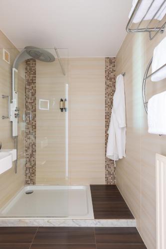 Deluxe Twin Room with Sea View image 7