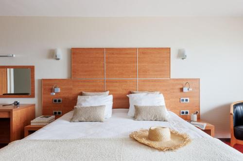 Deluxe Twin Room with Sea View image 9