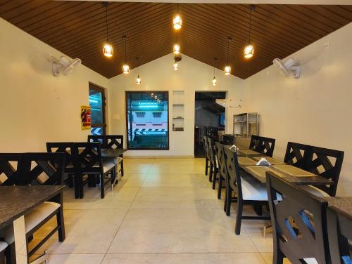 Restaurace, MGM Whispering Meadows Yelagiri in Yelagiri