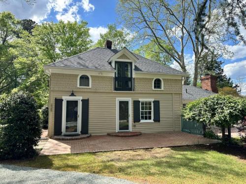 Newly Renovated Carriage House in Hillsborough, USA
