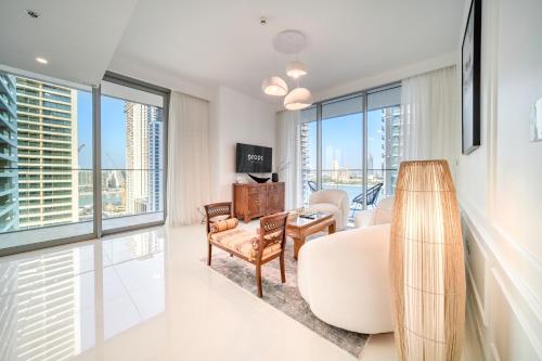 Chic 2BR with Iconic Dubai Eye and Palm Views, Dubái