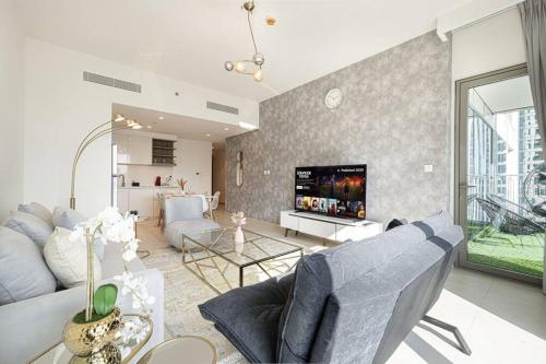 Downtown - Burj Khalifa Facing - 2 Bed Luxe Apartment, Dubai (photo 2)