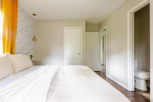 Smart TVs-Self Check-In-Full Kitchen-King bed in Jacksonville, USA